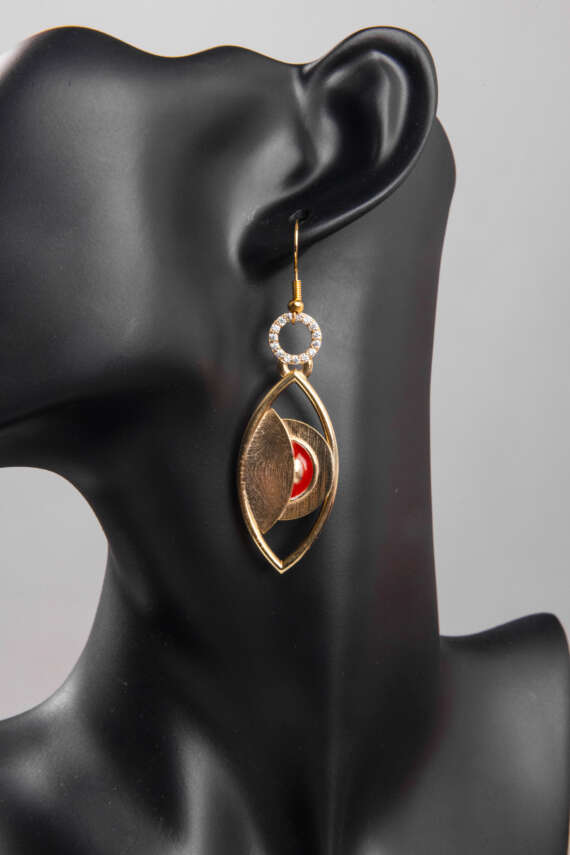 Eye-Catchingly Elegant Gold Jewelry Set - Image 2